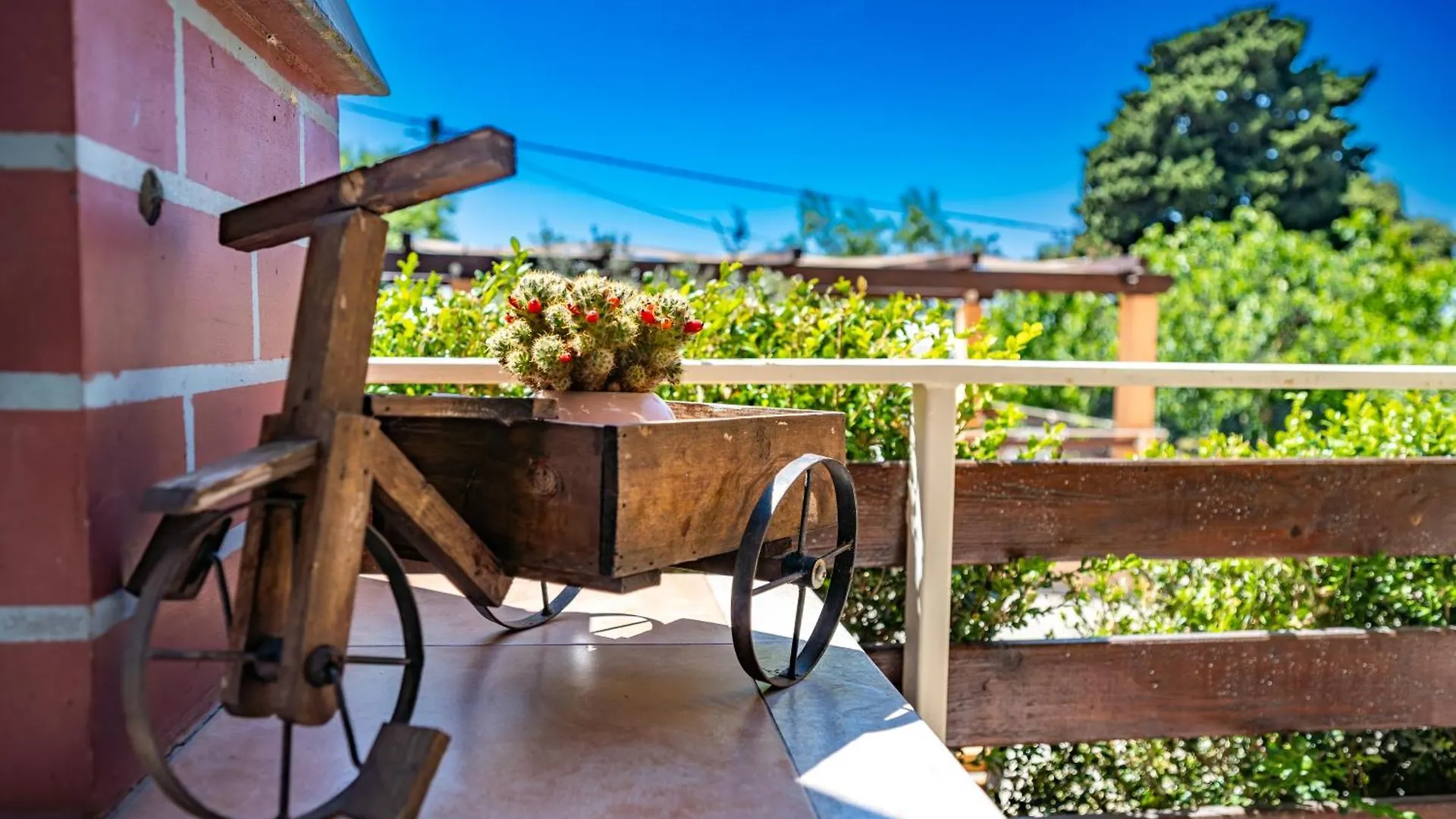Guest house E-M Apartments With Private Pool Vinkuran
