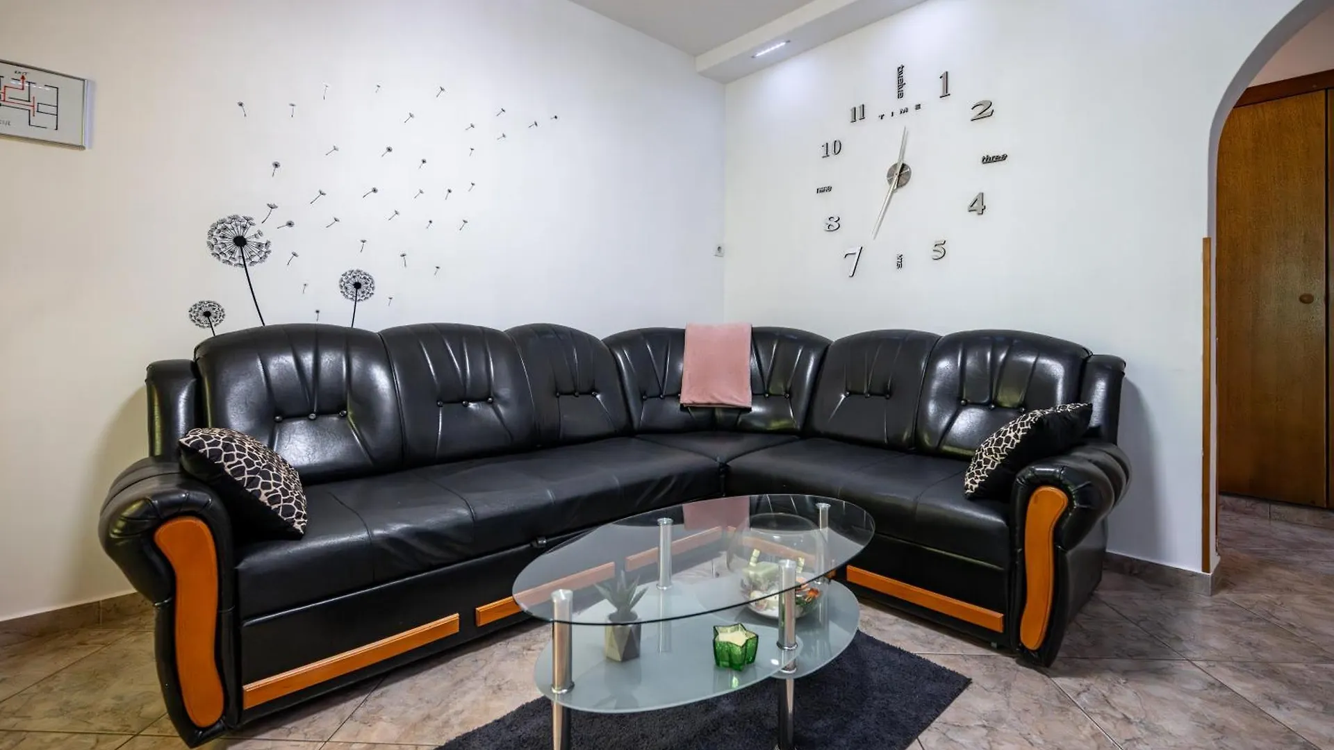 E-M Apartments With Private Pool Vinkuran Guest house