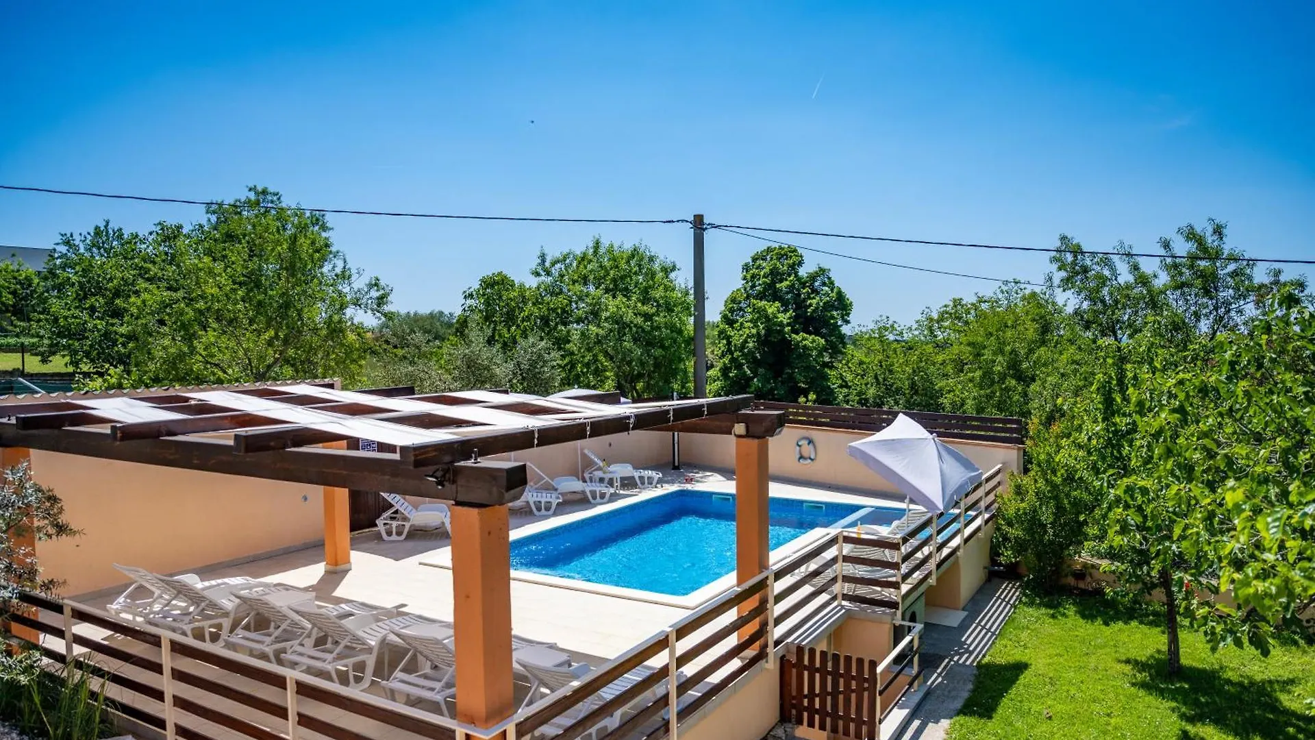 E-M Apartments With Private Pool Vinkuran 3*,