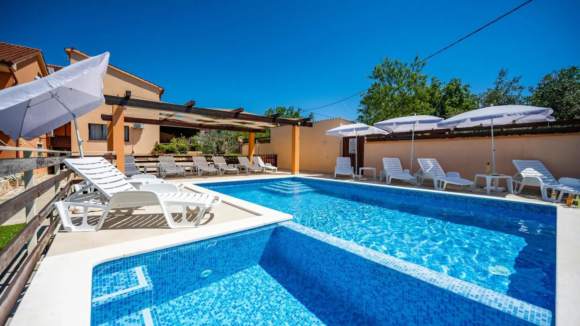E-M Apartments With Private Pool Vinkuran Gasthof