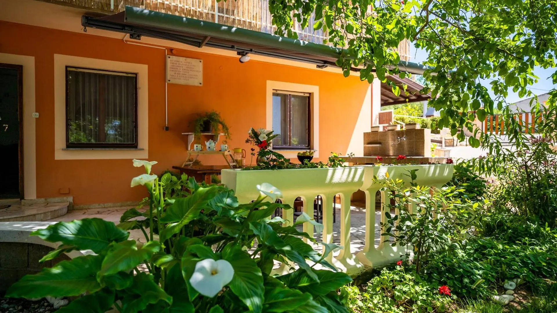 E-M Apartments With Private Pool Vinkuran Guest house