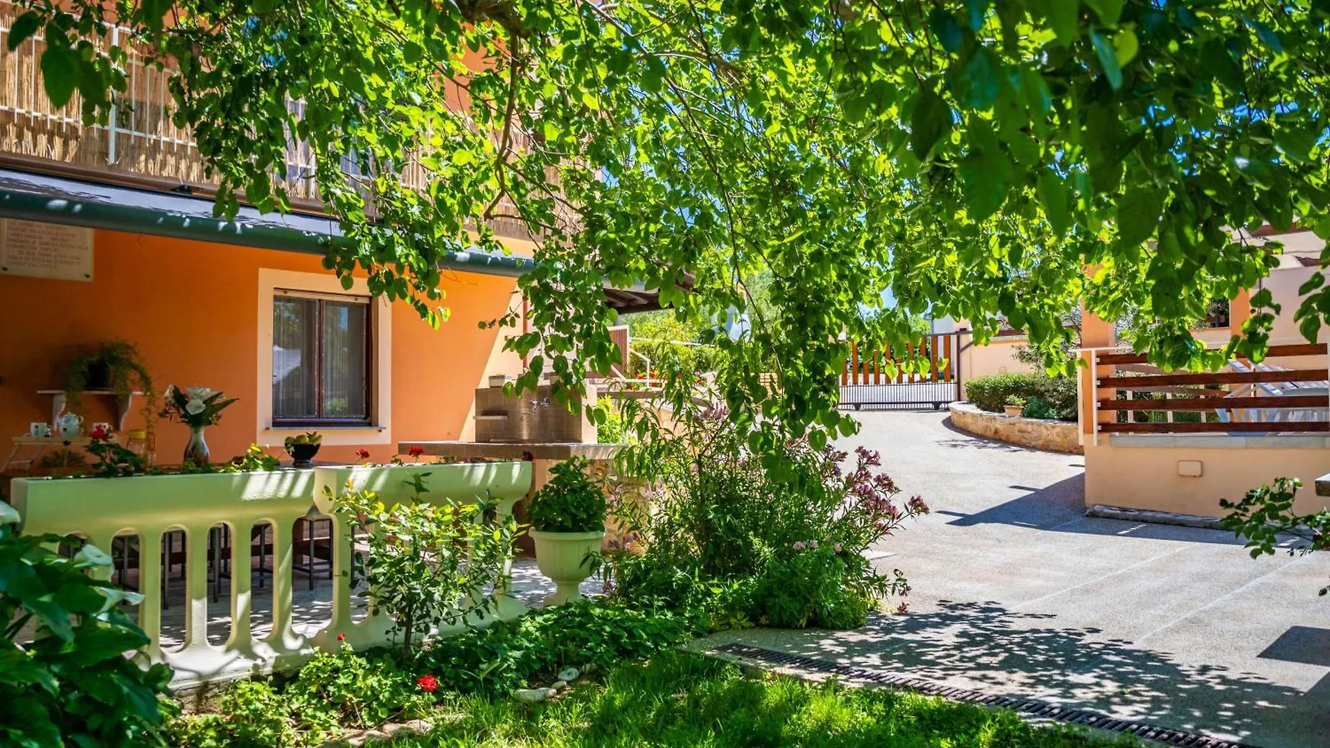 E-M Apartments With Private Pool Vinkuran