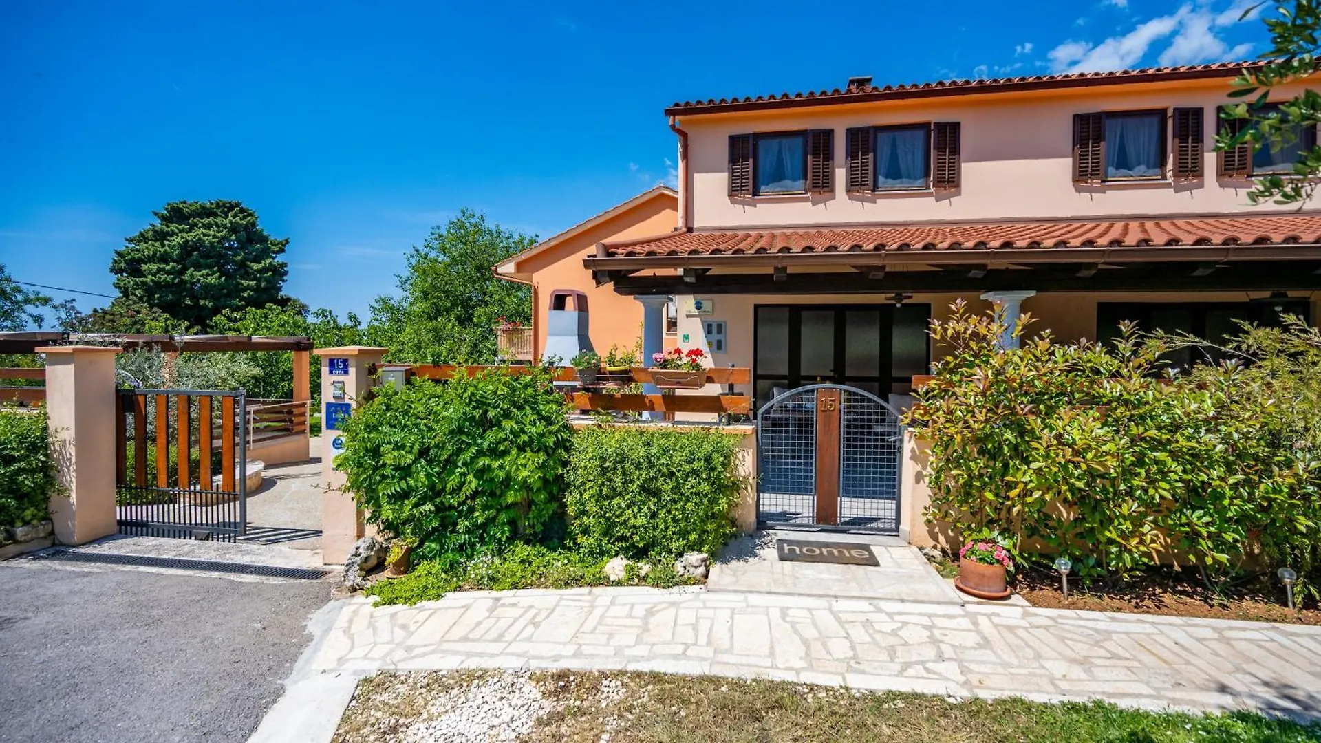 E-M Apartments With Private Pool Vinkuran 3*,