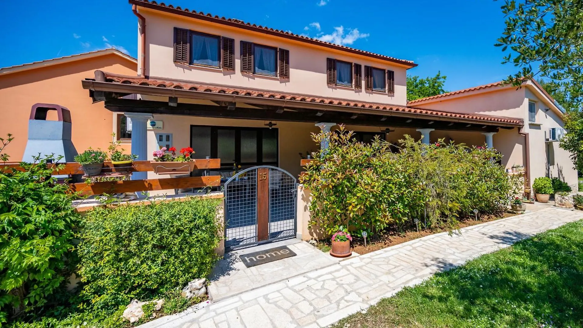 E-M Apartments With Private Pool Vinkuran Gasthof