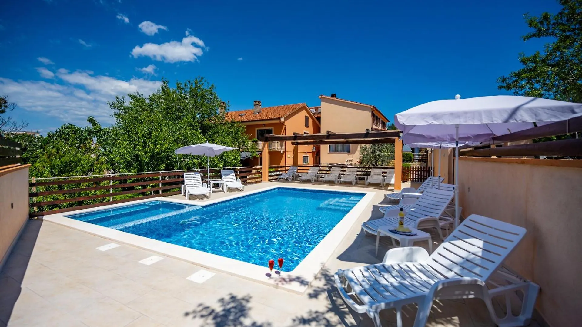 E-M Apartments With Private Pool Vinkuran Guest house