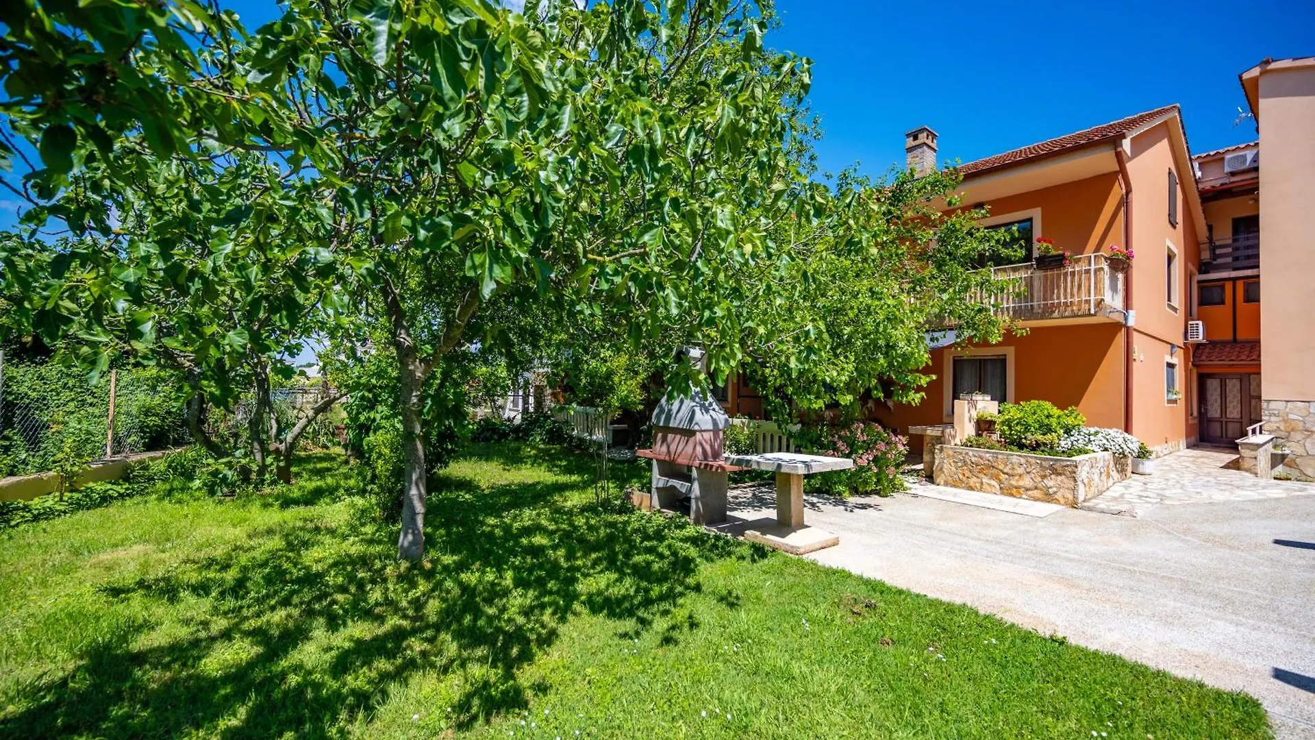 E-M Apartments With Private Pool Vinkuran