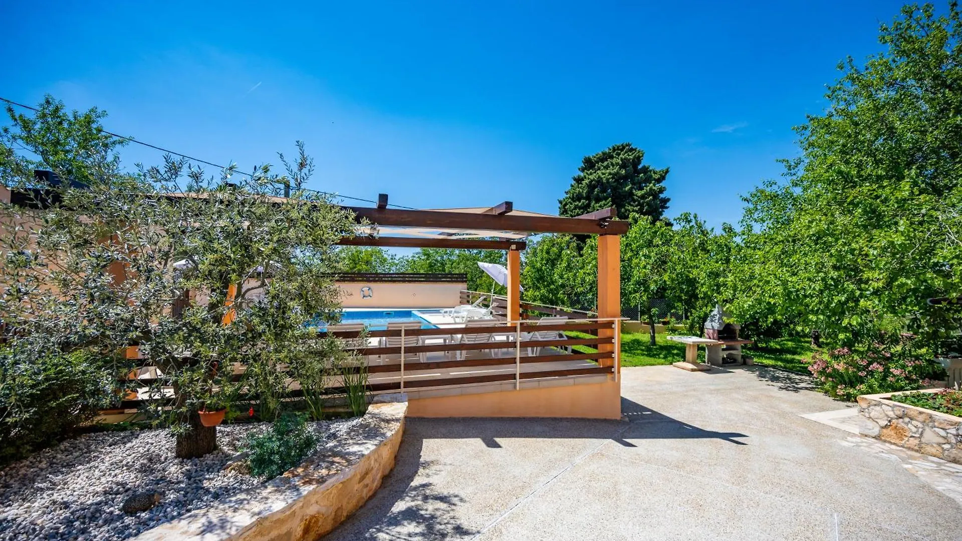 E-M Apartments With Private Pool Vinkuran 3*,