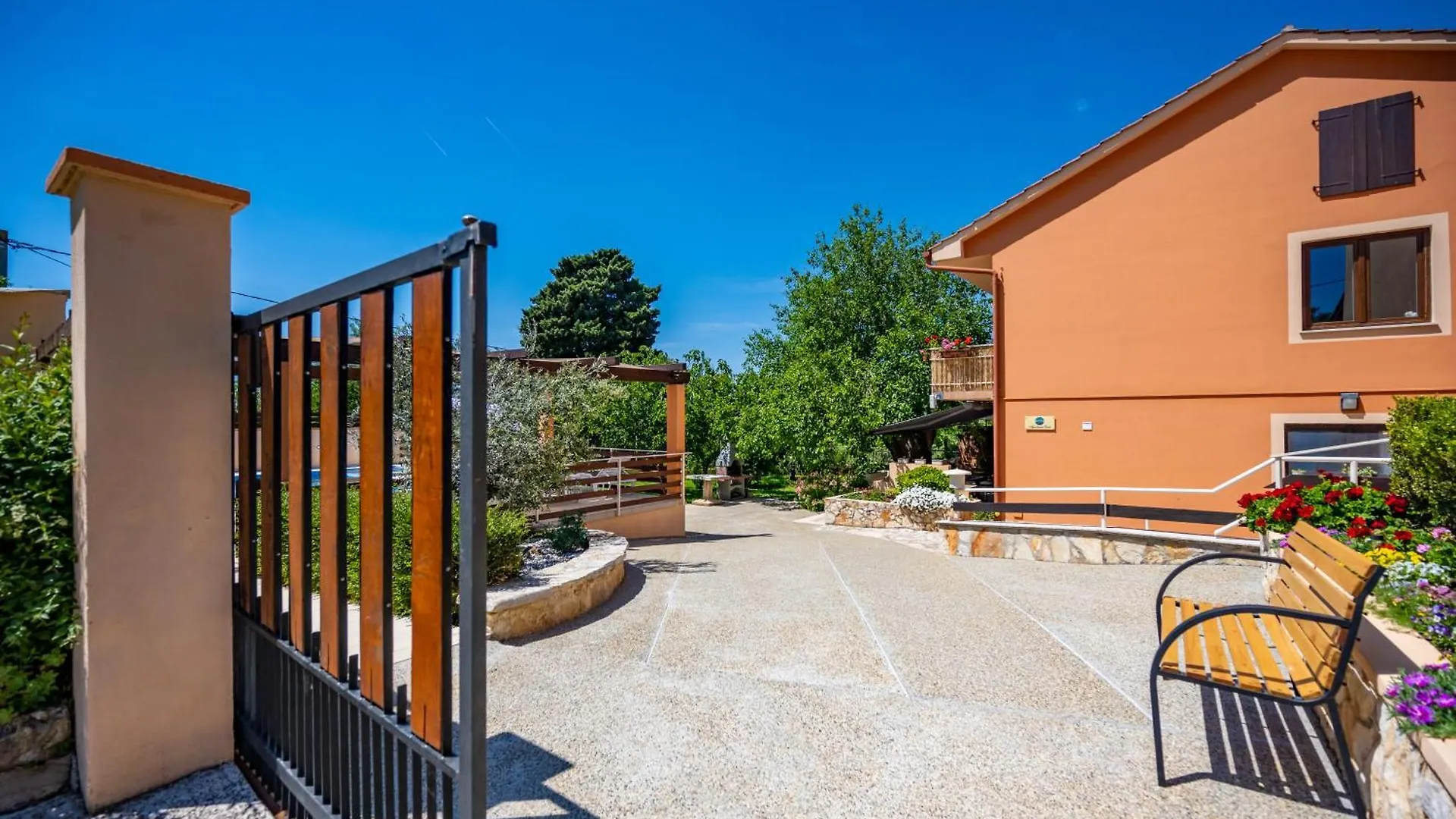 E-M Apartments With Private Pool Vinkuran