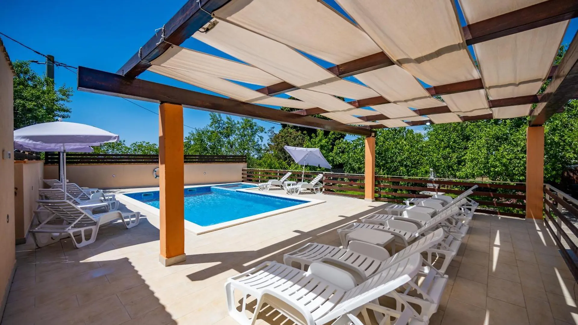 E-M Apartments With Private Pool Vinkuran Kroatien