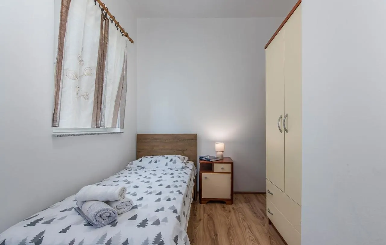 E-M Apartments With Private Pool Vinkuran Gasthof