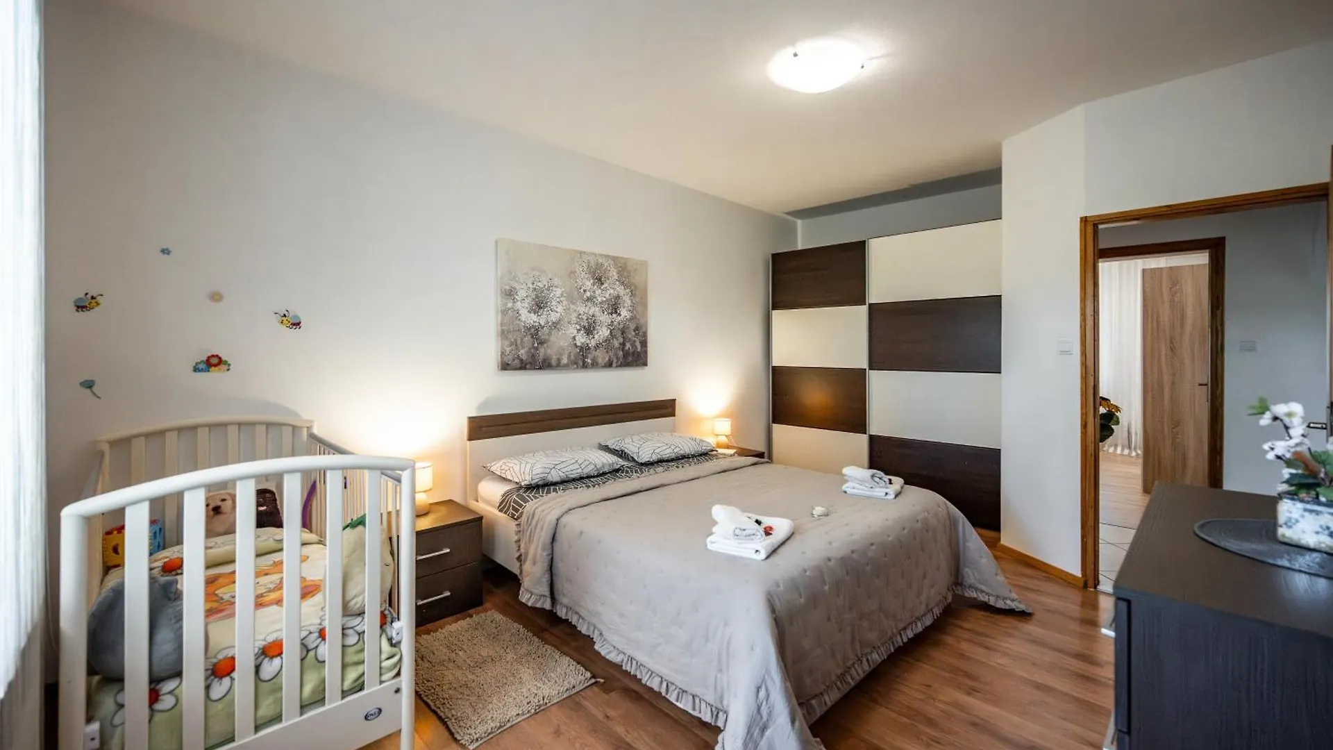 E-M Apartments With Private Pool Vinkuran Guest house