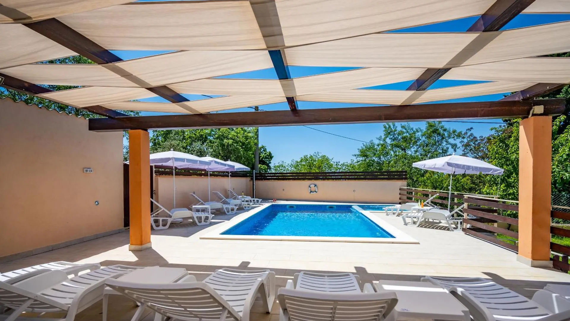 E-M Apartments With Private Pool Vinkuran 3*,