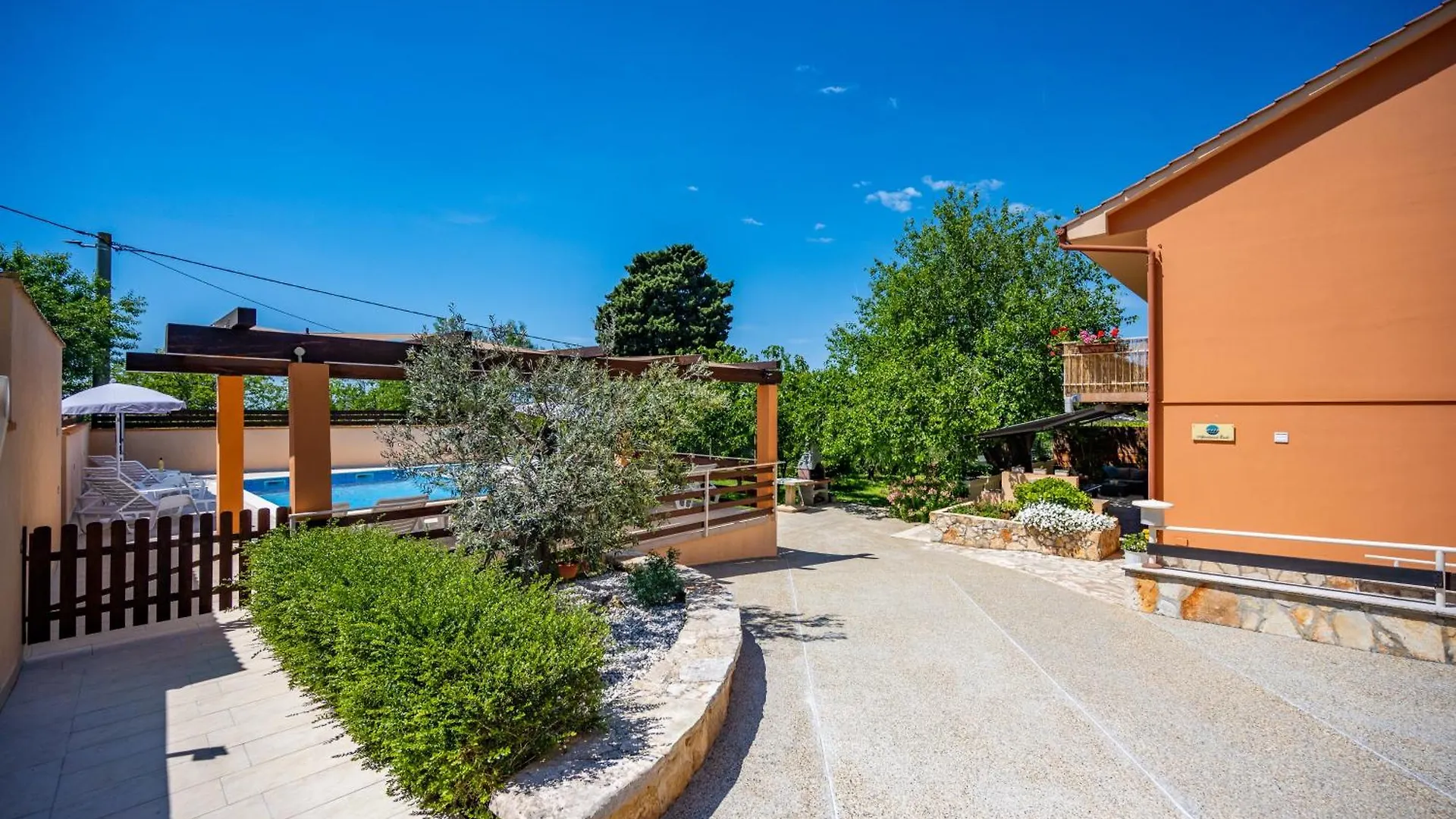 Guest house E-M Apartments With Private Pool Vinkuran